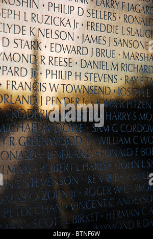 Das Washington Monument spiegelt sich in den schwarzen Stein des Vietnam Veterans Memorial. Stockfoto