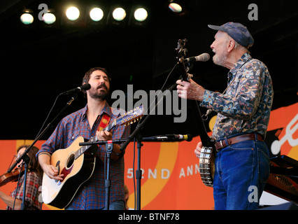 PETE SEGER und sein Enkel Vorform beim MONTEREY JAZZ FESTIVAL 2009 - CALIFORNIA Stockfoto