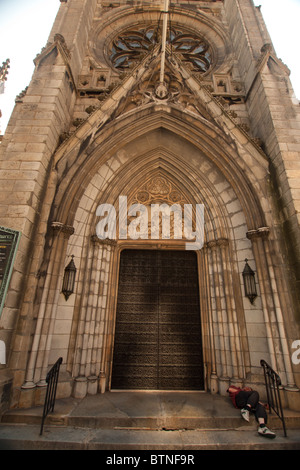 Klassischer Kirchenarchitektur, Obdachloser schlafen im Eingang Stockfoto