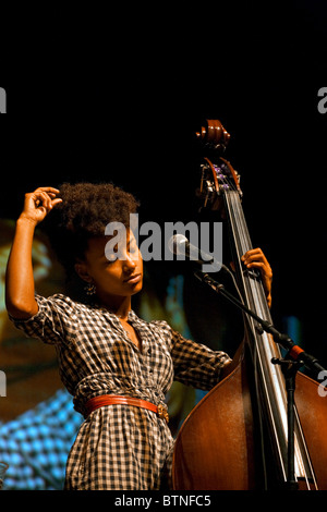 ESPERANZA SPALDING führt beim MONTEREY JAZZ FESTIVAL 2009 - CALIFORNIA Stockfoto