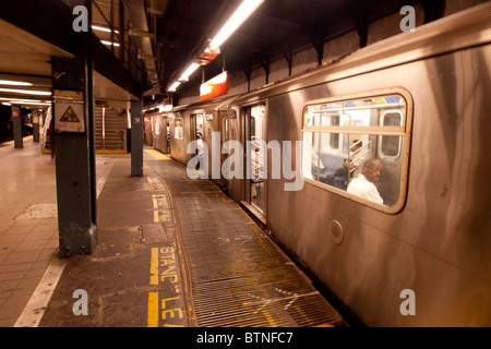 New Yorker u-Bahn als Zug bereitet sich Station verlassen 31. Juli 2010 07:30 Stockfoto