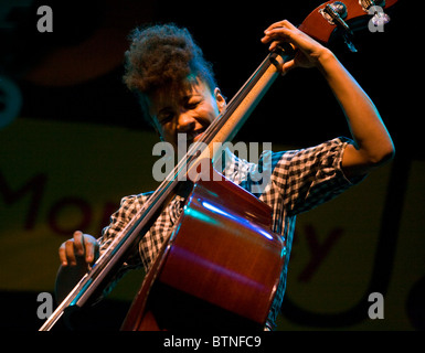 ESPERANZA SPALDING führt beim MONTEREY JAZZ FESTIVAL 2009 - CALIFORNIA Stockfoto