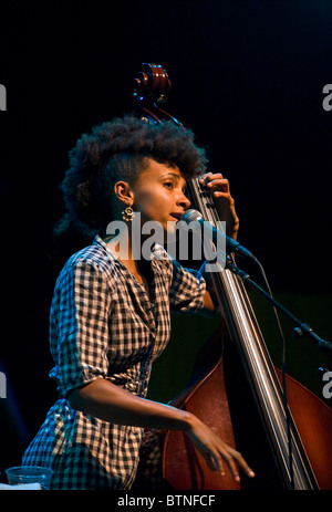 ESPERANZA SPALDING führt beim MONTEREY JAZZ FESTIVAL 2009 - CALIFORNIA Stockfoto