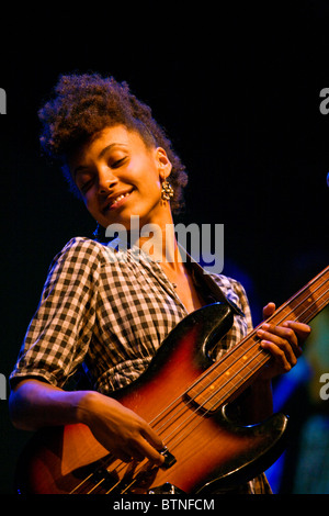 ESPERANZA SPALDING führt beim MONTEREY JAZZ FESTIVAL 2009 - CALIFORNIA Stockfoto