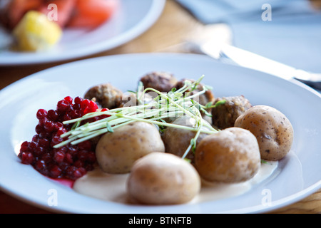 Schwedische Fleischbällchen, Kartoffeln und Preiselbeer-sauce Stockfoto