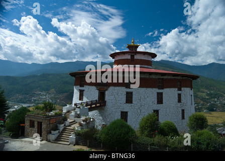 Die Paro Nationalmuseum stehend auf einem Hügel über Paro-Tal, Bhutan. Stockfoto