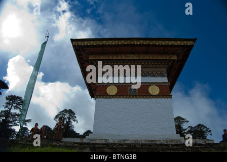 Eine große Chorten in der Mitte der 108 Chörten Druk Wnagyal Chörten auf den Hl.Geist-la Pass, Bhutan Stockfoto