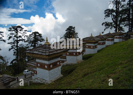 Die 108 Chörten, Druk Wnagyal Chörten am Dochu la Pass auf dem Weg von Thimphu, Punakha, Bhutan Stockfoto