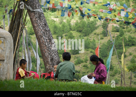 Bhutan Dorfbewohner mit einem Picknick auf dem Hügel vor Chimi Lhakhang Tempel, Bhutan Stockfoto