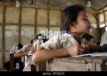 9 bis 12 jährigen Schülern studieren in einem Klassenzimmer an der Ban Buamlao Primary School in Ban Buamlao, Laos. Stockfoto