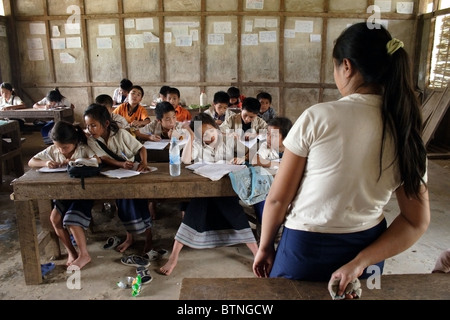 Eine Lehrerin unterrichtet eine Klasse von jungen und Mädchen an der Ban Buamlao Primary School in Ban Buamlao, Laos. Stockfoto