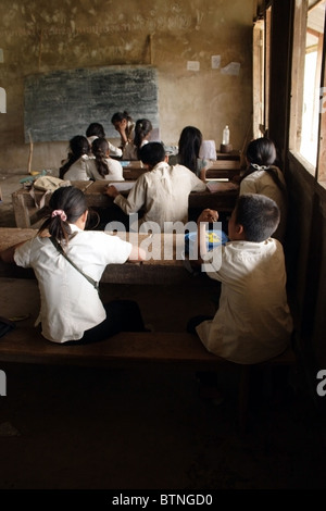 9 bis 12 jährige asiatische Studenten studieren in einem Klassenzimmer an der Ban Buamlao Primary School in Ban Buamlao, Laos. Stockfoto