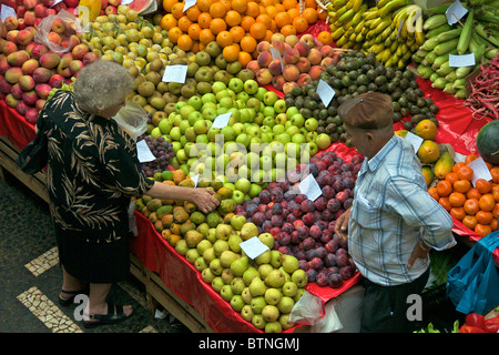 Mercado Dos Lavradores Obst-Verkäufer und Kunde Obst- und Gemüsemarkt Funchal Madeira Portugal Stockfoto