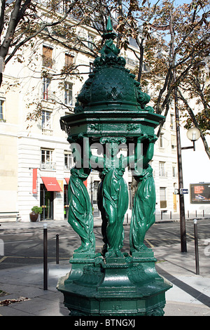 Paris, Wallace Trinkbrunnen in Place St. Sulpice Stockfoto