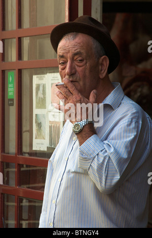 Porträt von Obst und Gemüse-Händler genießen einen Rauch bei Obst und Gemüse Markt Funchal Madeira Portugal Stockfoto