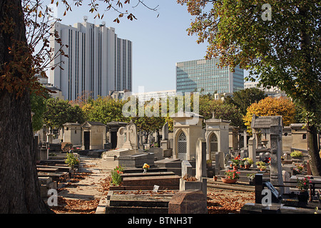 Paris, Cimetière du Montparnasse mit Blick auf kommerzielle Wolkenkratzer Stockfoto
