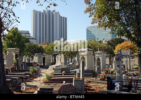 Paris, Cimetière du Montparnasse mit Blick auf kommerzielle Wolkenkratzer Stockfoto