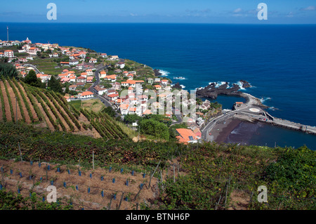 Draufsicht mit Weinbergen im Vordergrund Nordküste Madeira Portugal Seixal Stockfoto