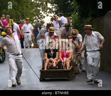 Touristischen Gruppe gedrängt in Wicker Rodelbahn Monte Funchal Madeira Portugal Stockfoto