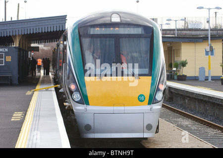 Ein Irish Rail Zug stehen auf dem Bahnsteig am Bahnhof Claremorris, Co. Mayo, Irland Stockfoto