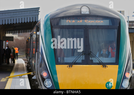 Ein Irish Rail Zug stehen auf dem Bahnsteig am Bahnhof Claremorris, Co. Mayo, Irland Stockfoto