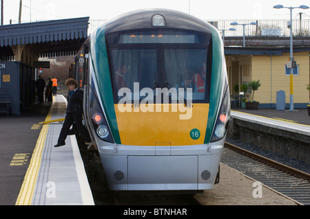 Ein Irish Rail Zug stehen auf dem Bahnsteig am Bahnhof Claremorris, Co. Mayo, Irland Stockfoto