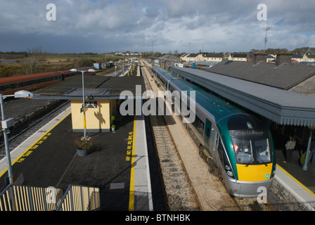 Ein Irish Rail Zug stehen auf dem Bahnsteig am Bahnhof Claremorris, Co. Mayo, Irland Stockfoto