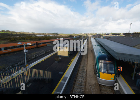 Ein Irish Rail Zug stehen auf dem Bahnsteig am Bahnhof Claremorris, Co. Mayo, Irland Stockfoto