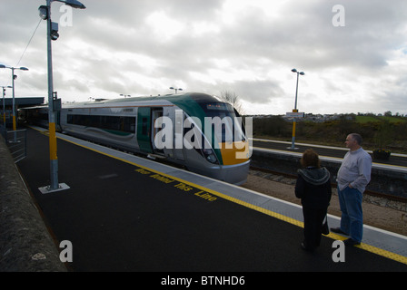 Ein Irish Rail Zug stehen auf dem Bahnsteig am Bahnhof Claremorris, Co. Mayo, Irland Stockfoto