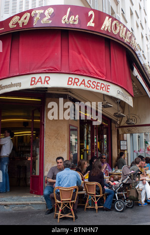 Paris, Frankreich, Straßenszene, Menschen teilen Getränke, Paris Cafe Brasserie Viertel Montmartre, "Café des 2 Moulins" Stockfoto