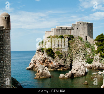 Alte Festung auf der Klippe von Dubrovnik schützt den Hafen Stockfoto