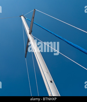 Detail der Mast, Drähte und Takelage auf Yacht vor einem tiefblauen Himmel Stockfoto