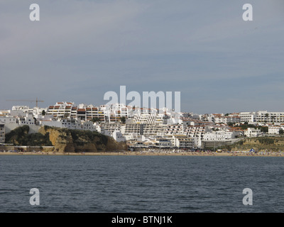 Eine Kreuzfahrt entlang der Küste der Westalgarve von Albufeira wo gibt es einige der besten Strände der Welt. Stockfoto