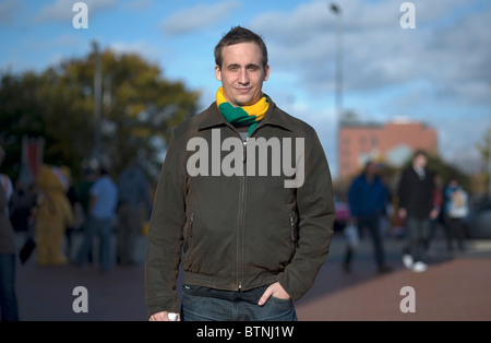 Manchester United Fan trägt grün & Gold Protest Schal Stockfoto