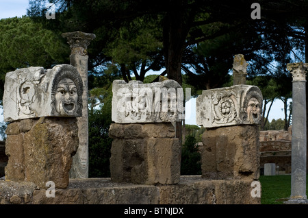 Stein-Masken im antiken Theater. Ostia Antica, Rom, Italien Stockfoto