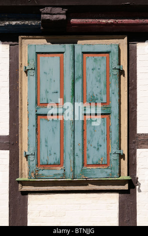 Ein alter Fensterladen aus Holz, später Farbe Abblättert. -Eine alte Fenster Rollladen aus Holz gebaut, deren Farbe Farbe blättert ab. Stockfoto