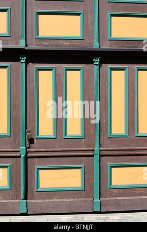 Kassettentür in Den Farben Gelb, Braun, Grün. -Rahmen und panel-Tür in den Farben gelb, braun, grün. Stockfoto