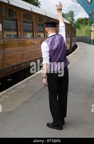 Dirigenten sehen aus Zug am Pickering Railway Station North Yorkshire Moors England UK Stockfoto