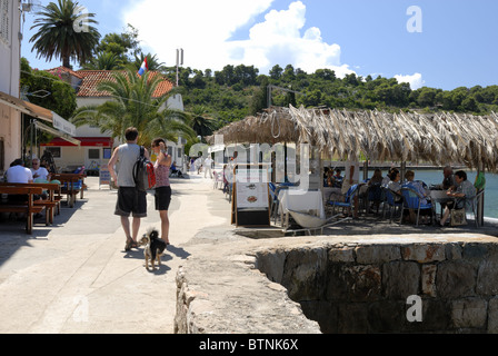 Ein schöner Blick auf den Hauptplatz des Dorfes Donje Celo auf der Insel Kolocep, Elafiti Inseln. Die Insel Kolocep ist die... Stockfoto