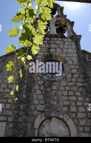 Eine schöne Aussicht zur Fassade des Crkva Sv Marije, St. Mary Church, erbaut im 13. Jahrhundert in Donje Celo Dorf auf den Kolocep... Stockfoto