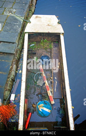 Mülldeponie auf Wasserkahn auf dem Lancaster-Kanal Stockfoto