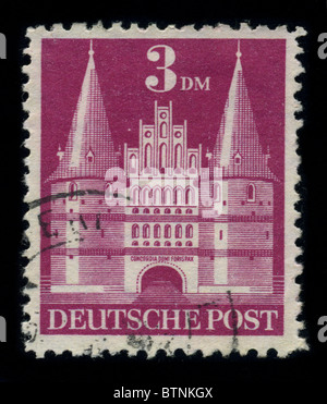 Deutschland-CIRCA 1980: eine Briefmarke zeigt Bild gewidmet das Holstentor ("Holstein-Tor", später "Holstentor") ist ein Stadttor, markieren Sie die westliche Grenze der Altstadt der Hansestadt Lübeck, ca. 1980. Stockfoto