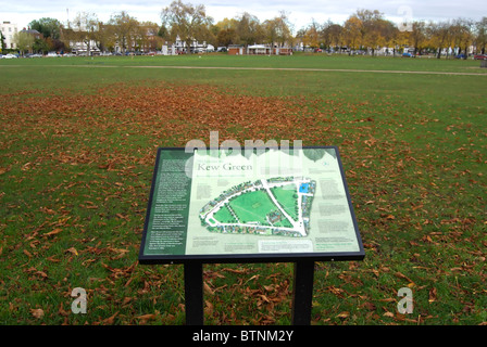 Informationstafel über Kew Green, Südwesten von London, England, mit gefallenen Herbst Blätter im Hintergrund Stockfoto