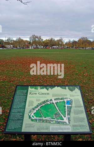 Informationstafel über Kew Green, Südwesten von London, England, mit gefallenen Herbst Blätter im Hintergrund Stockfoto