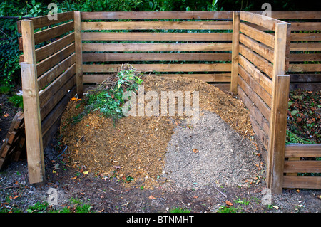Gartenkompost in Holzrahmen Stockfoto