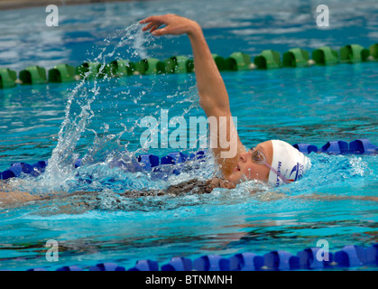18-20 jährige weibliche Schwimmen Rücken Stockfoto