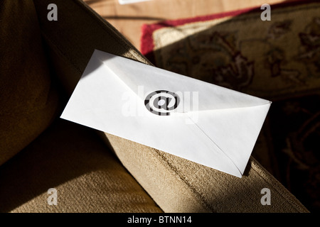 Umschlag mit @-Symbol, Konzept von e-Mail-Nachrichten Stockfoto