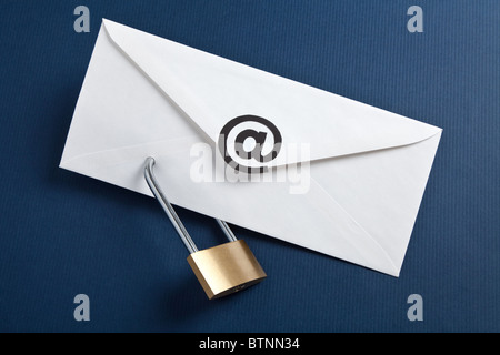 Umschlag mit @ Symbol und Schloss, Konzept der e-Mail-Sicherheit Stockfoto