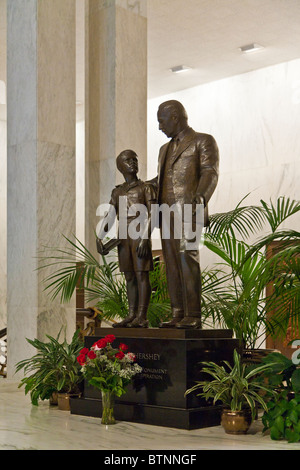 Statue von Milton Hershey und ein Student in Gründer Hall an der Milton Hershey School in Hershey, Pennsylvania Stockfoto