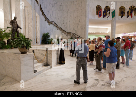 Hershey, PA - Sep 2009 - Besucher in der Halle der Gründer während einer Führung durch die Milton Hershey School in Hershey, Pennsylvania Stockfoto